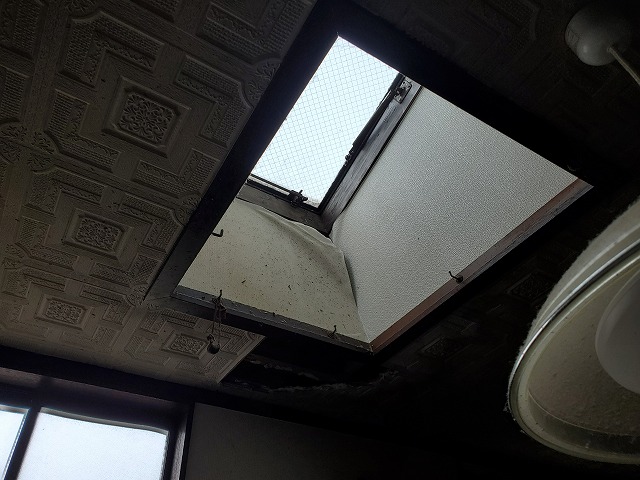 天窓内部の壁紙が剥がれてしまっています。天窓は雨漏りが起きやすい箇所となってしまいます。