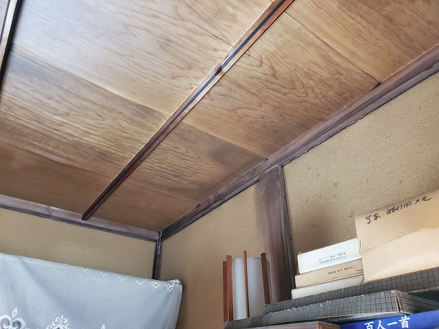 こちらの天井にも染みが発生しています。柱付近の天井染みは雨水の浸入に起因する事が多い為要注意です。