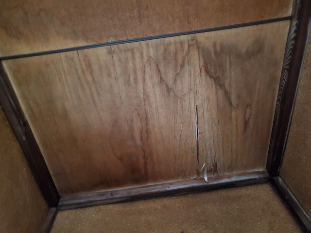 天井に染みが発生しており、表面もささくれ立ってしまっています。雨漏りの典型的な症状となります。