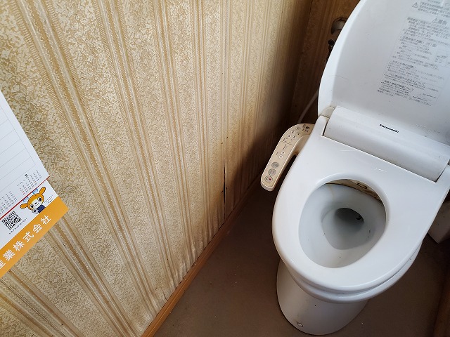 壁に染みが見られます。天井から垂れたというより、壁やサッシ周りが水の浸入経路である可能性があります。