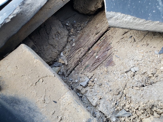 瓦を剥がし、中を見ると防水紙が無く、雨染みが確認できます。ここが水の侵入経路である可能性が高いでしょう。瓦を剥がし、中を見ると防水紙が無く、雨染みが確認できます。ここが水の侵入経路である可能性が高いでしょう。