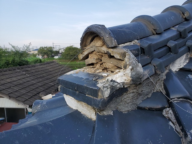 瓦が落下しています。この瓦が落下したことで、下の瓦が割れてしまったと思われます。