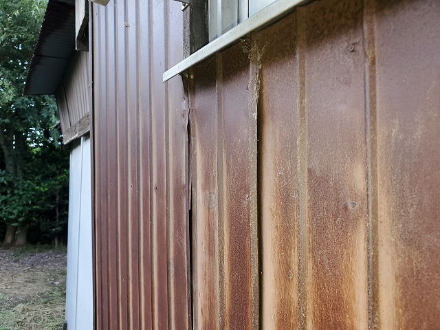 壁材に隙間があります。重なり目の隙間が大きくなると、そこからの水の浸入の危険性があります。