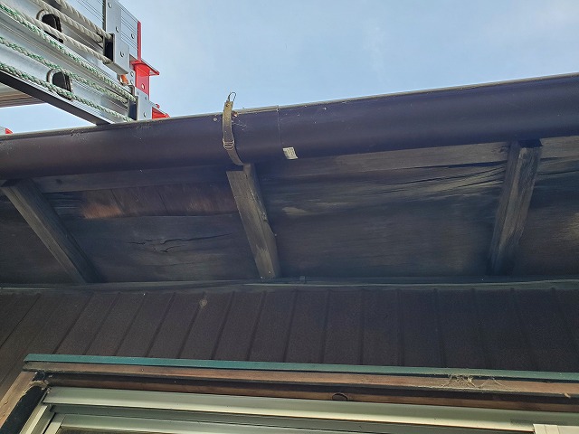 軒天部の剥がれが発生しています。