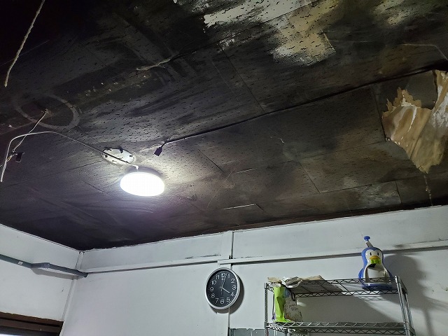 さいたま市岩槻区の古工場にて樋の変形が原因による雨漏りが発生していました