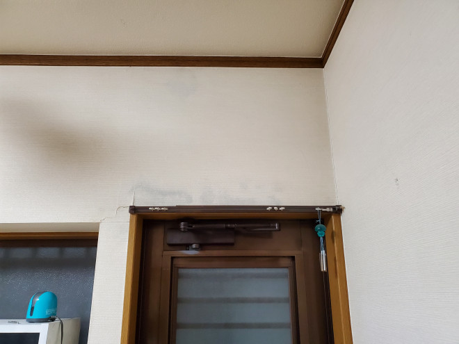 さいたま市見沼区にて勝手口から雨漏りしてしまったお家に現地調査にお伺いしました。