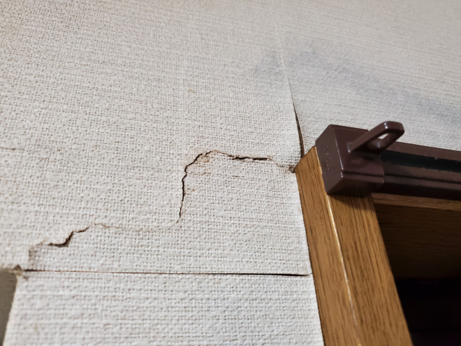 雨漏りの影響か壁にひびがあります。