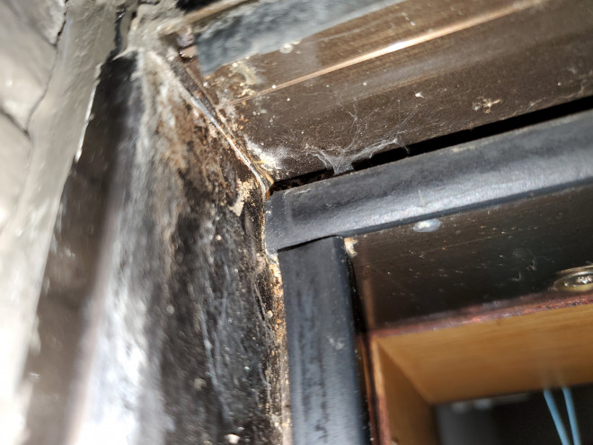 サッシ内部に水が伝った跡があります。