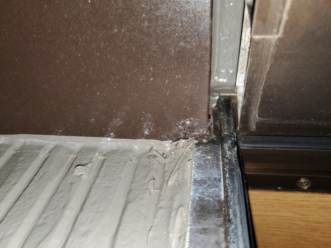 サッシと壁との取り合いの写真です。