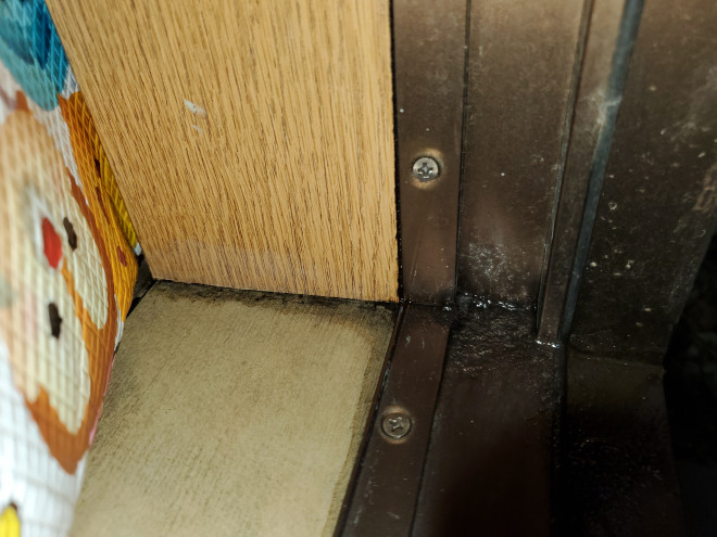 サッシと室内の床の部分にも水が伝っています。