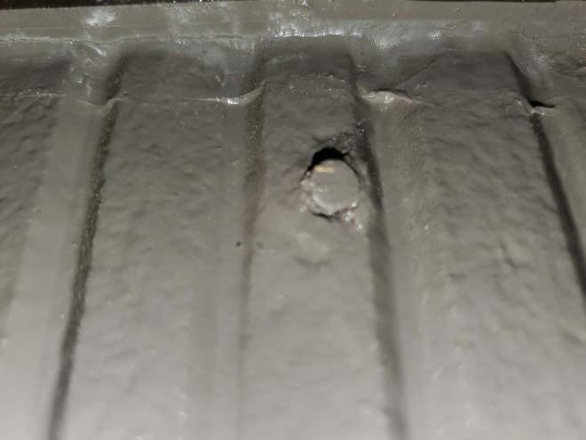 外壁材の留め釘が浮き、一部隙間となっています。