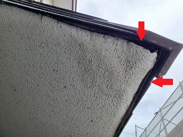 軒天が膨れ、剥がれてしまっている写真です。