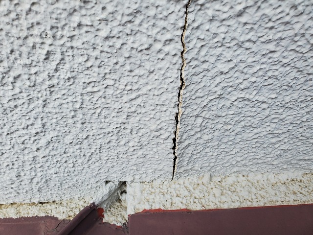 外壁に大きくひびが入っています。