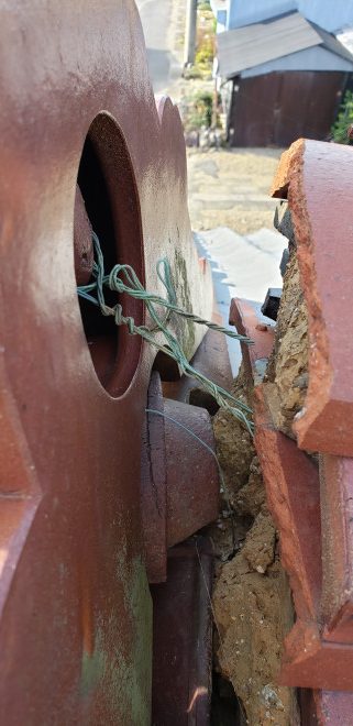 鬼瓦　銅線緩み