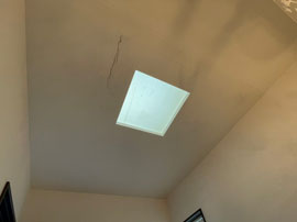 東久留米市八幡町にあるお住まいの、雨漏りが発生している天窓