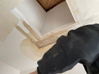 クロスが剥がされた天窓周辺