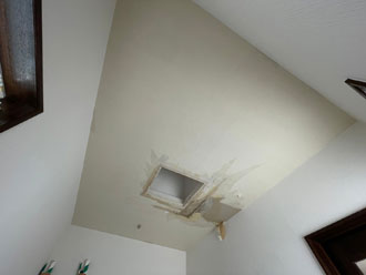 天窓周辺のクロスが剝がされた天井