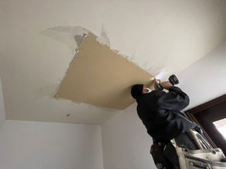 既存の天井ボードにぴったりとはまる新規の天井ボード