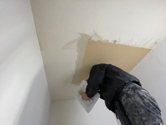 パテによる補修をしている天井ボード