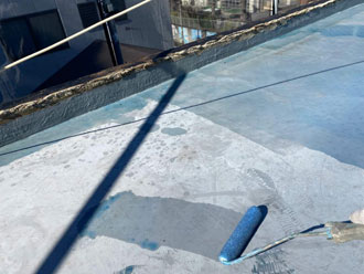 新規防水の密着力を高めます