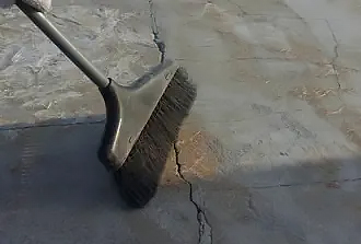 屋上の防水層に大きな亀裂