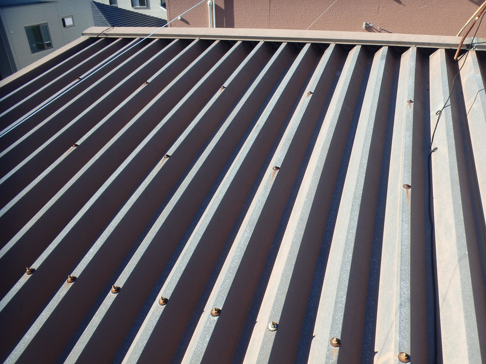 春日井市の社員寮、折板屋根の劣化状況