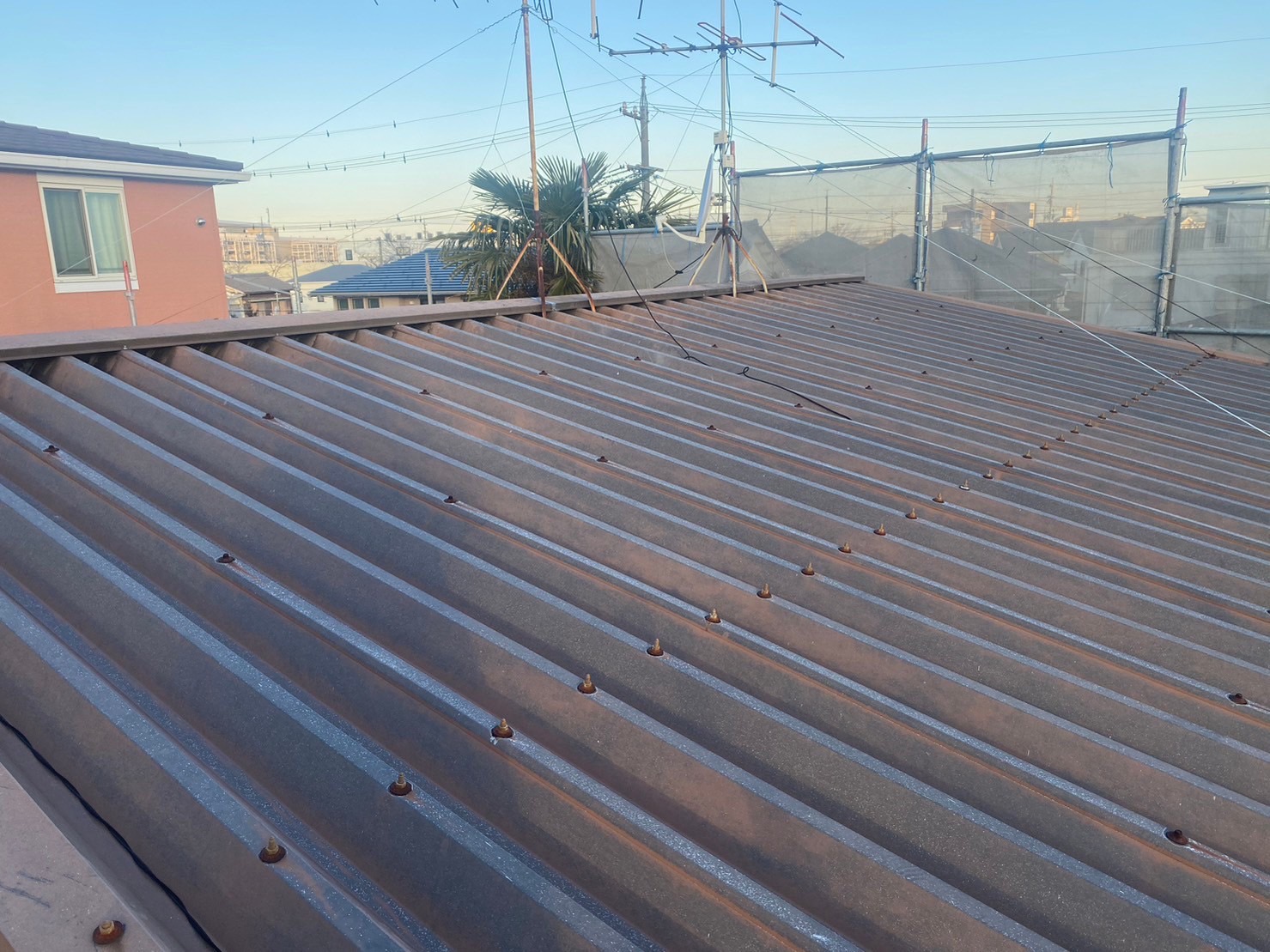 春日井市の社員寮の屋根から雨漏り、折板屋根の劣化状況