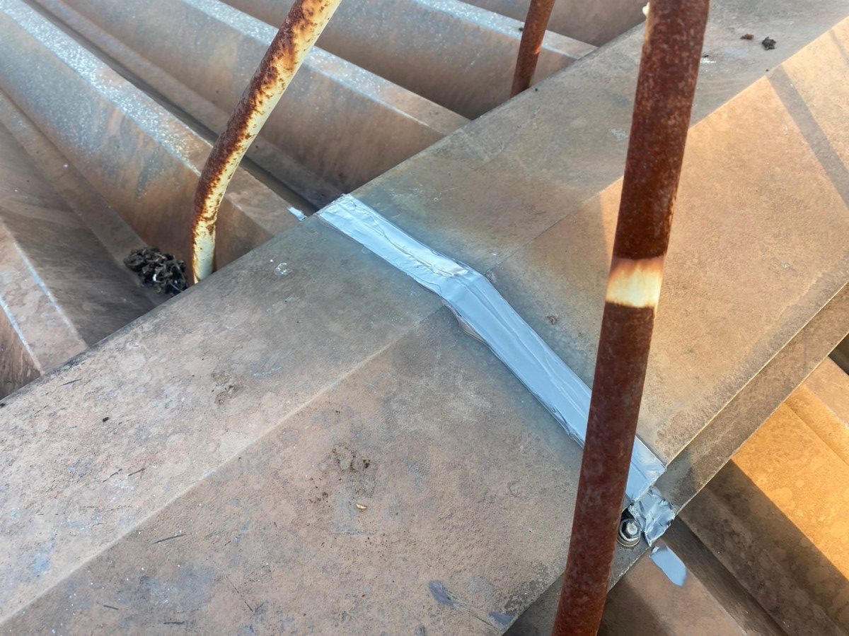 春日井市の社員寮、折板屋根の棟板金のシーリング打替え完了