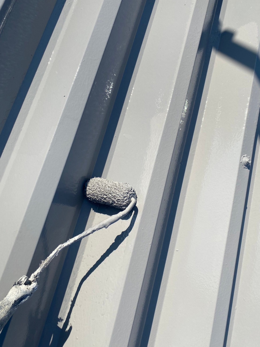 春日井市の社員寮、折板屋根塗装の上塗り作業