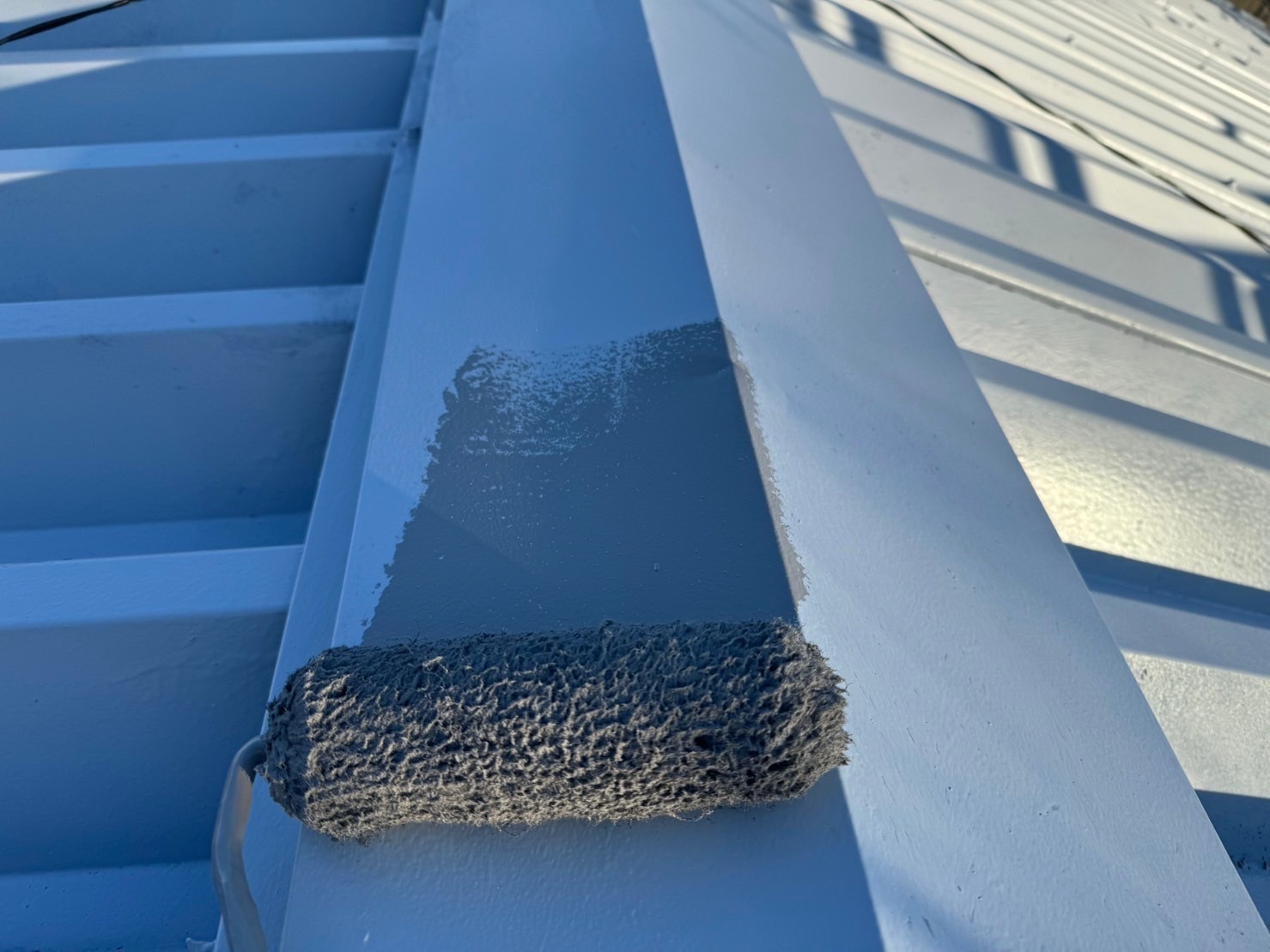 春日井市の社員寮、折板屋根塗装の中塗り作業