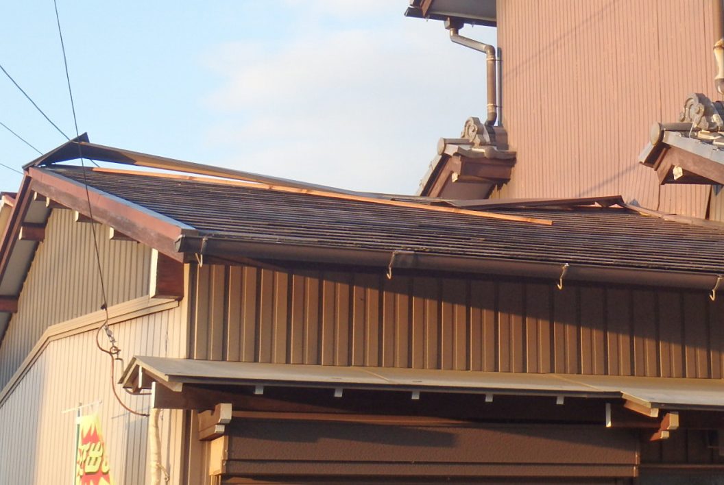 春日井市先日の突風で棟板金が飛来した状況