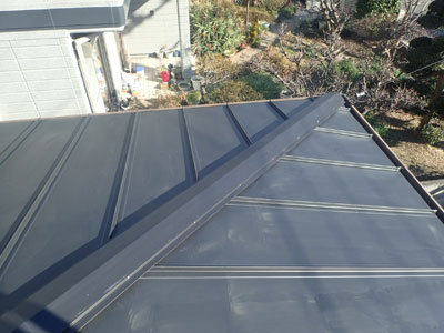 町田市小山ヶ丘のお住まいの屋根カバー工事施工後の屋根