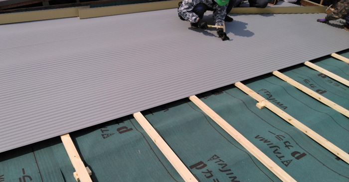 ガルバリウム鋼板の波板を取り付け