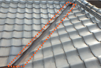 谷に取り付けられている雨仕舞の部材を谷樋と呼ぶ