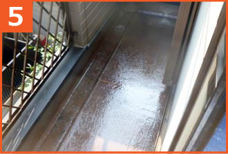 プライマーの塗布とガラスマット貼り