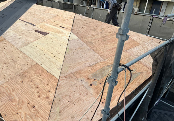 野地板の増し張りを施工している屋根