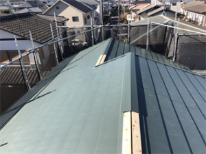 棟板金設置の様子