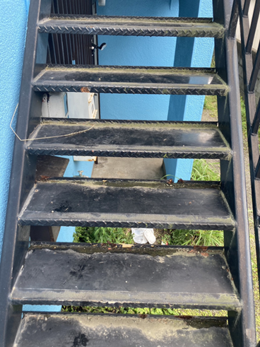 沼津市鉄骨外階段劣化