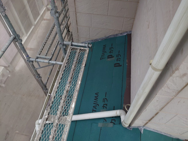 防水シートを張った雨樋付近の屋根