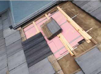 下地と防水紙で完全にふさがれた天窓