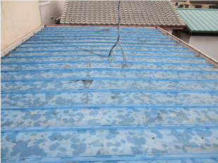 傷んだトタン屋根