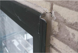 サッシの隙間を埋めるシーリング