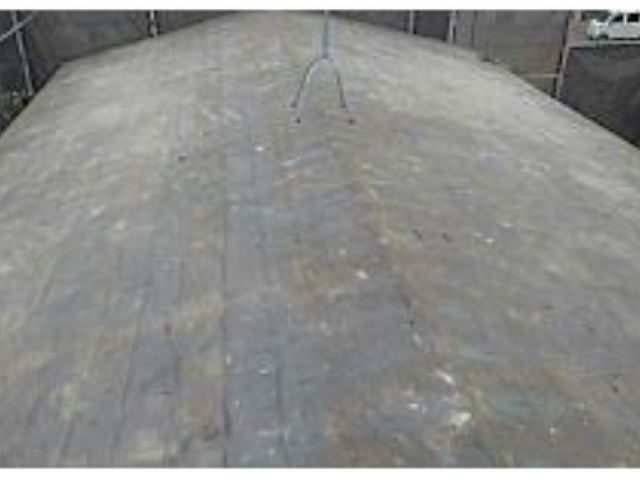 既存の瓦が撤去された屋根