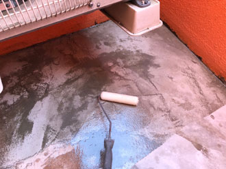 プライマーを塗布している様子