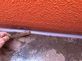 シーリングを打っている様子