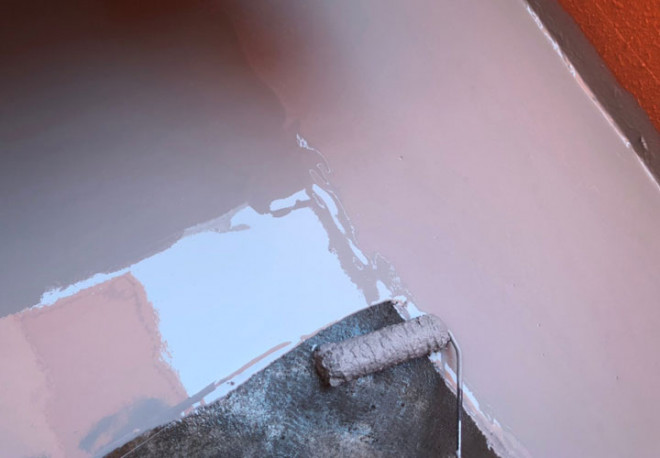 塗料を塗布している様子