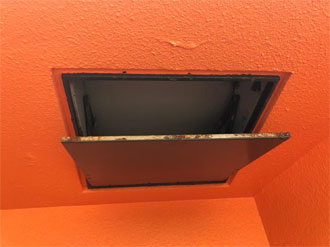 雨漏りが発生した2階廊下の天井ハッチ