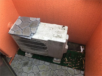 施工のため、パネルを剥がしている様子