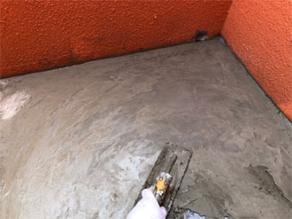 モルタルを塗っている様子