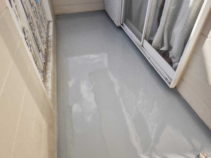 ウレタン防水材を流し込み